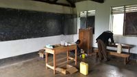 in einem Klassenzimmer werden Labortests aufbereitet